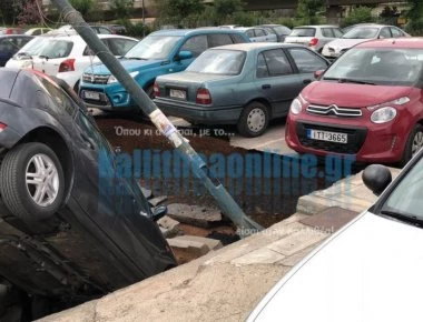 Καλλιθέα: Φοβερό! - Αυτοκίνητα «βούλιαξαν» μετά από καθίζηση του δρόμου! (φωτό)